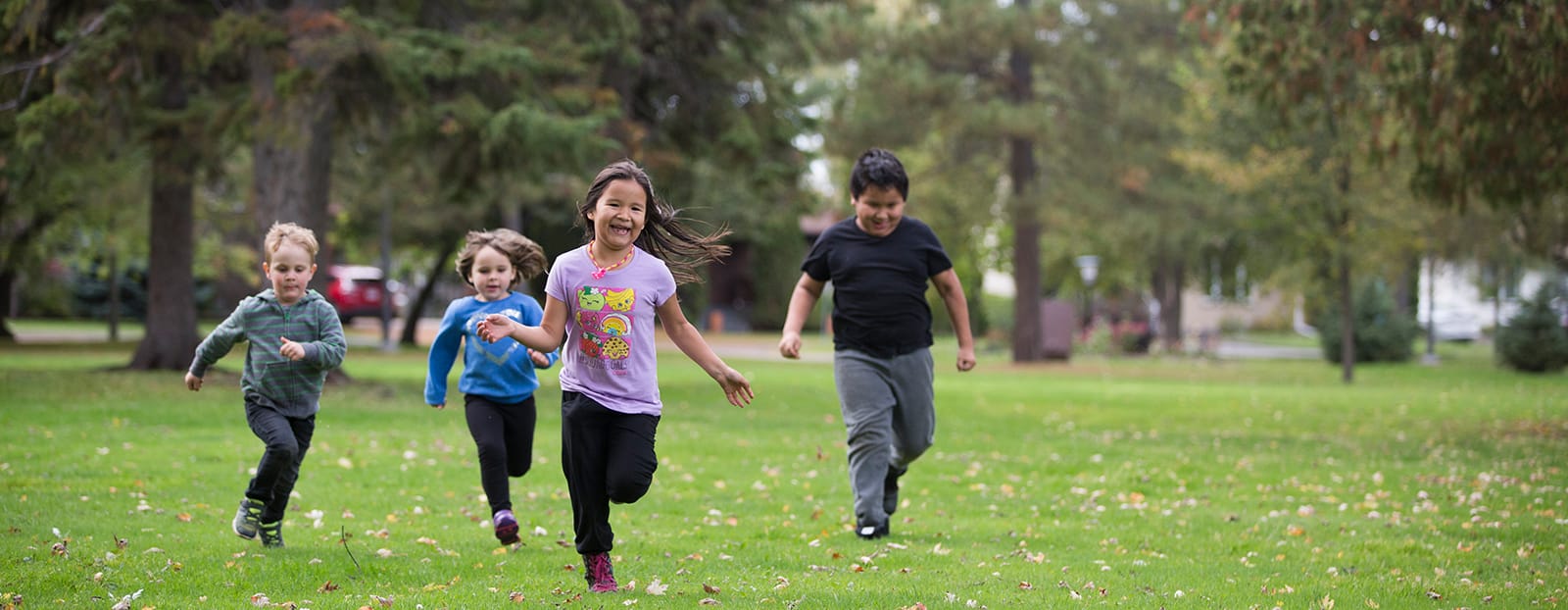 4 children running